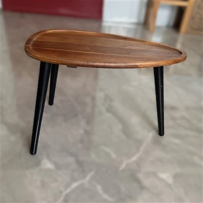 Spisebord av tre med tre ben