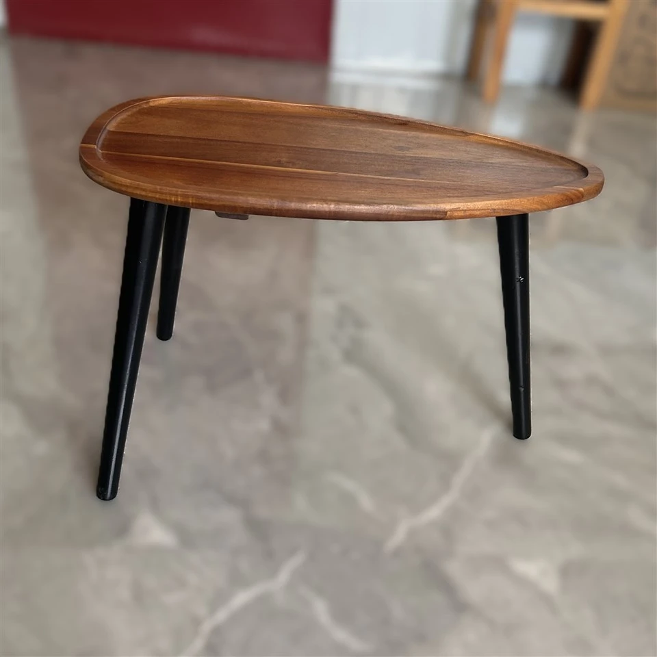 Spisebord av tre med tre ben