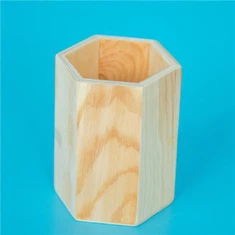 Uferdig pennholder i tre